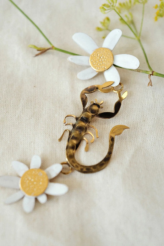 Pendientes escorpiones y flores