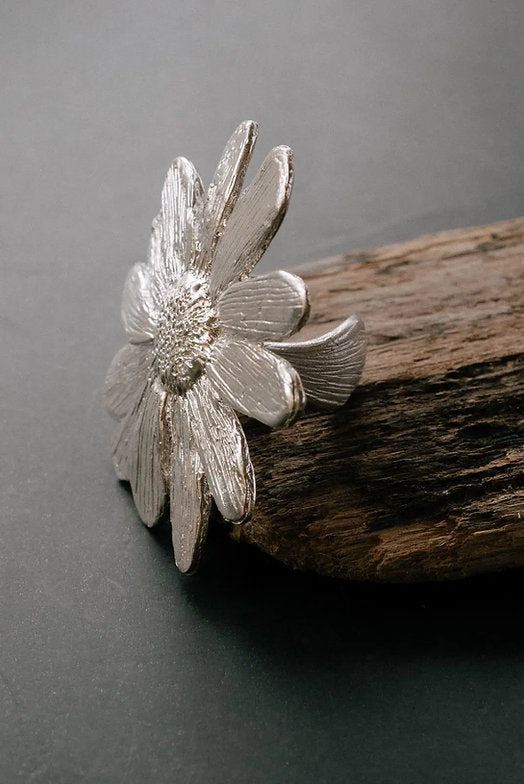 Anillo flores gigante