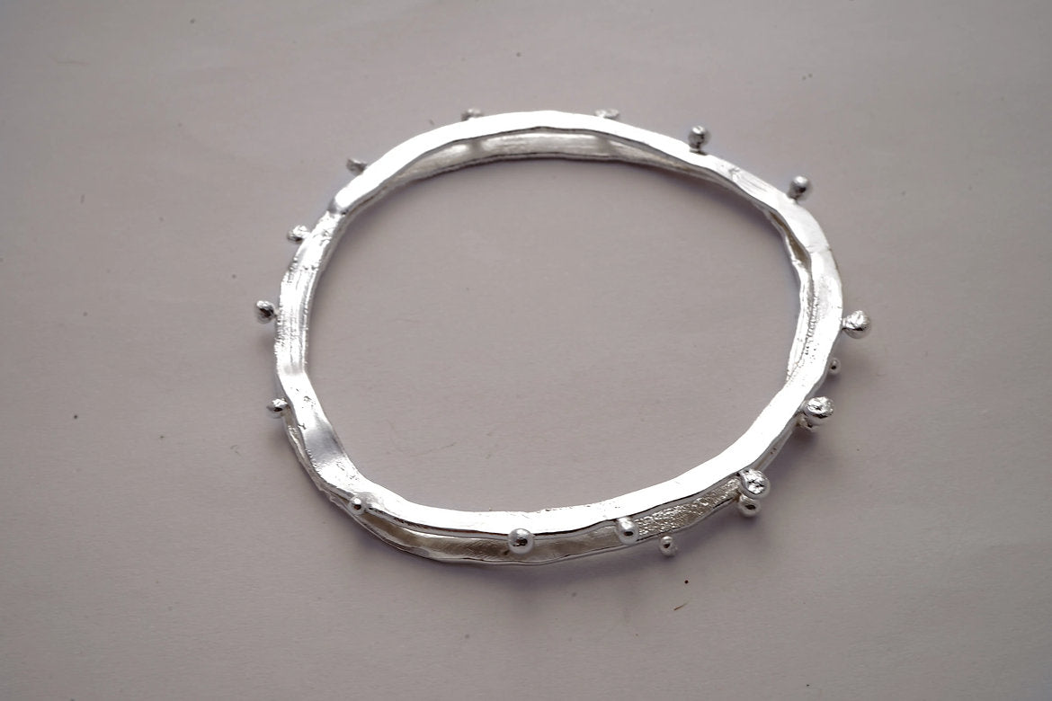 Pulsera con texturas de plata