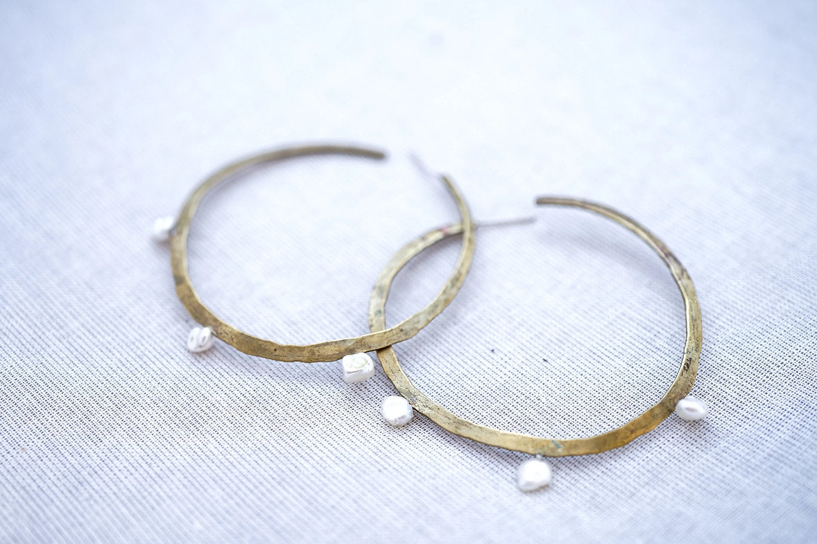 Argollas con perlas de rio