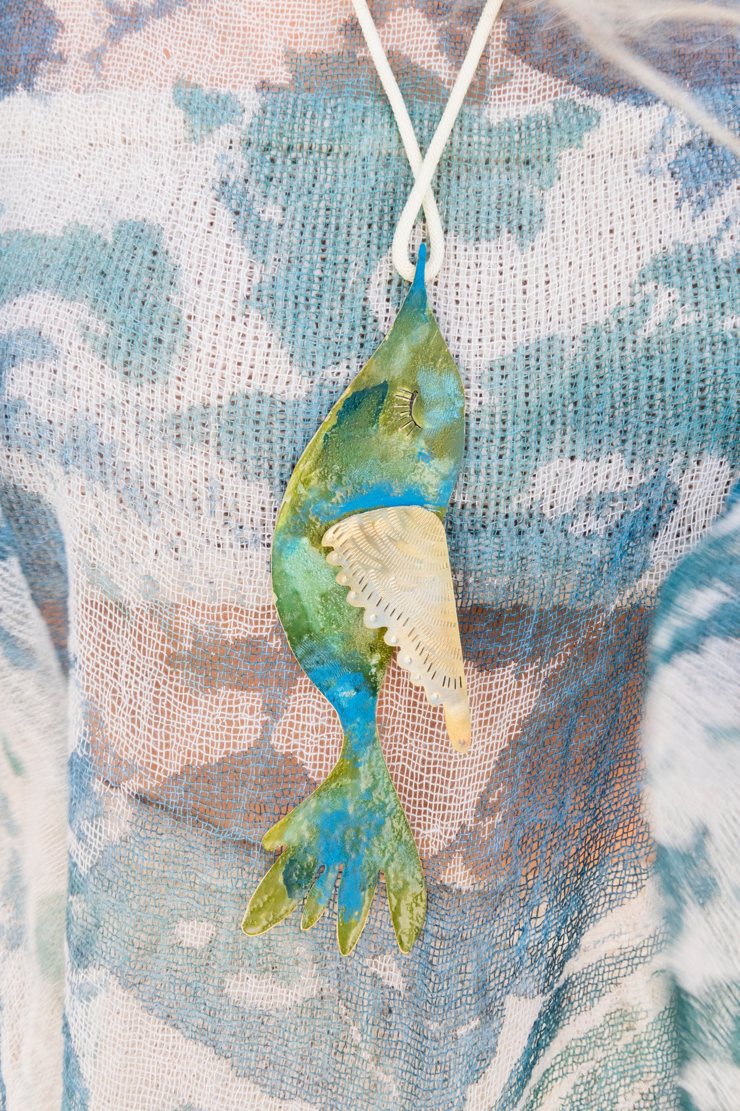 Collar un colibri indiscreto