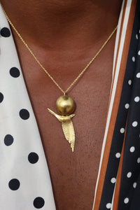 Collar pájaros volando alto