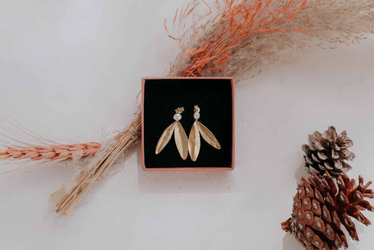 Hojas de olivo y perlas pendientes