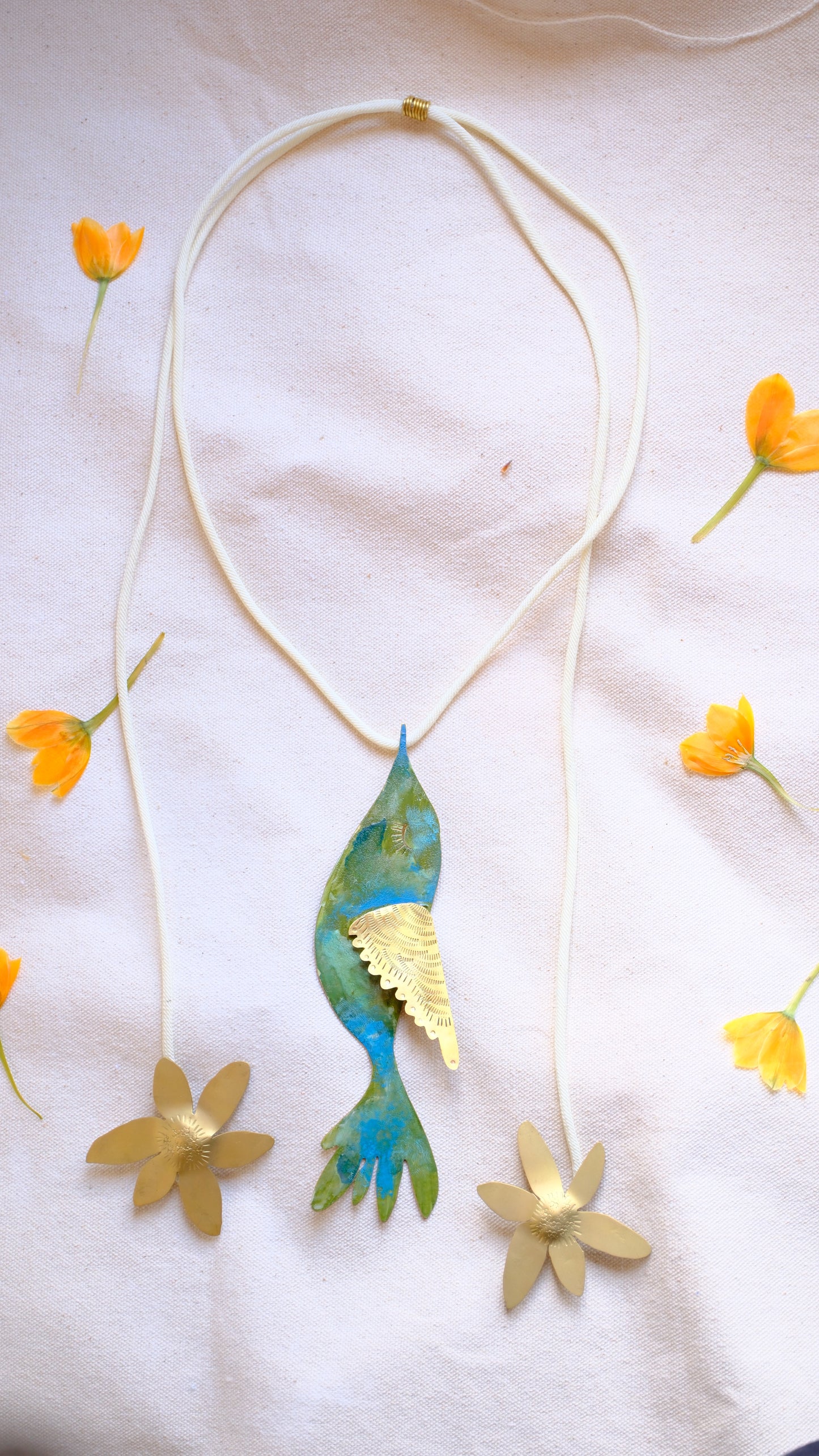 Collar un colibri indiscreto