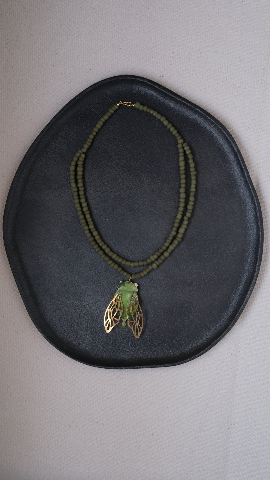 Collar chicharra y vidrios