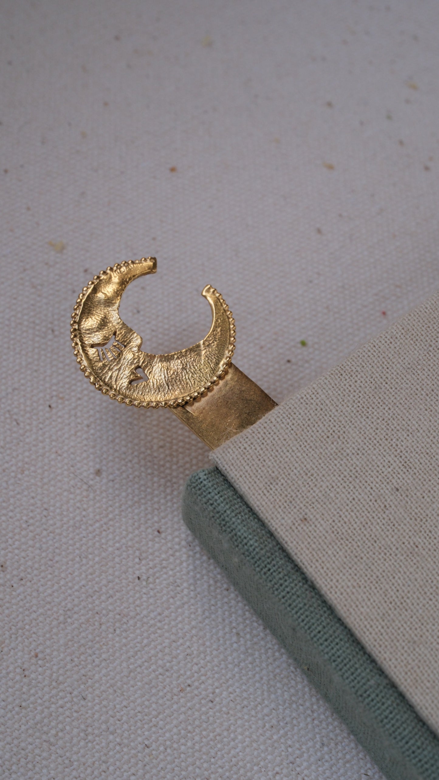 Señalador para libros luna
