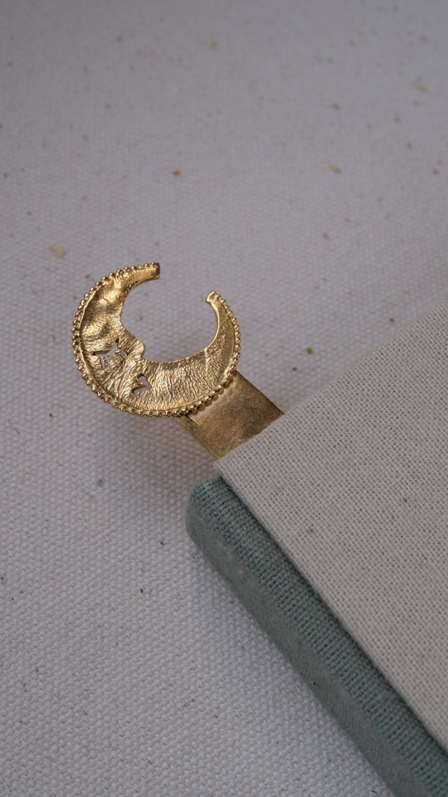 Señalador para libros luna