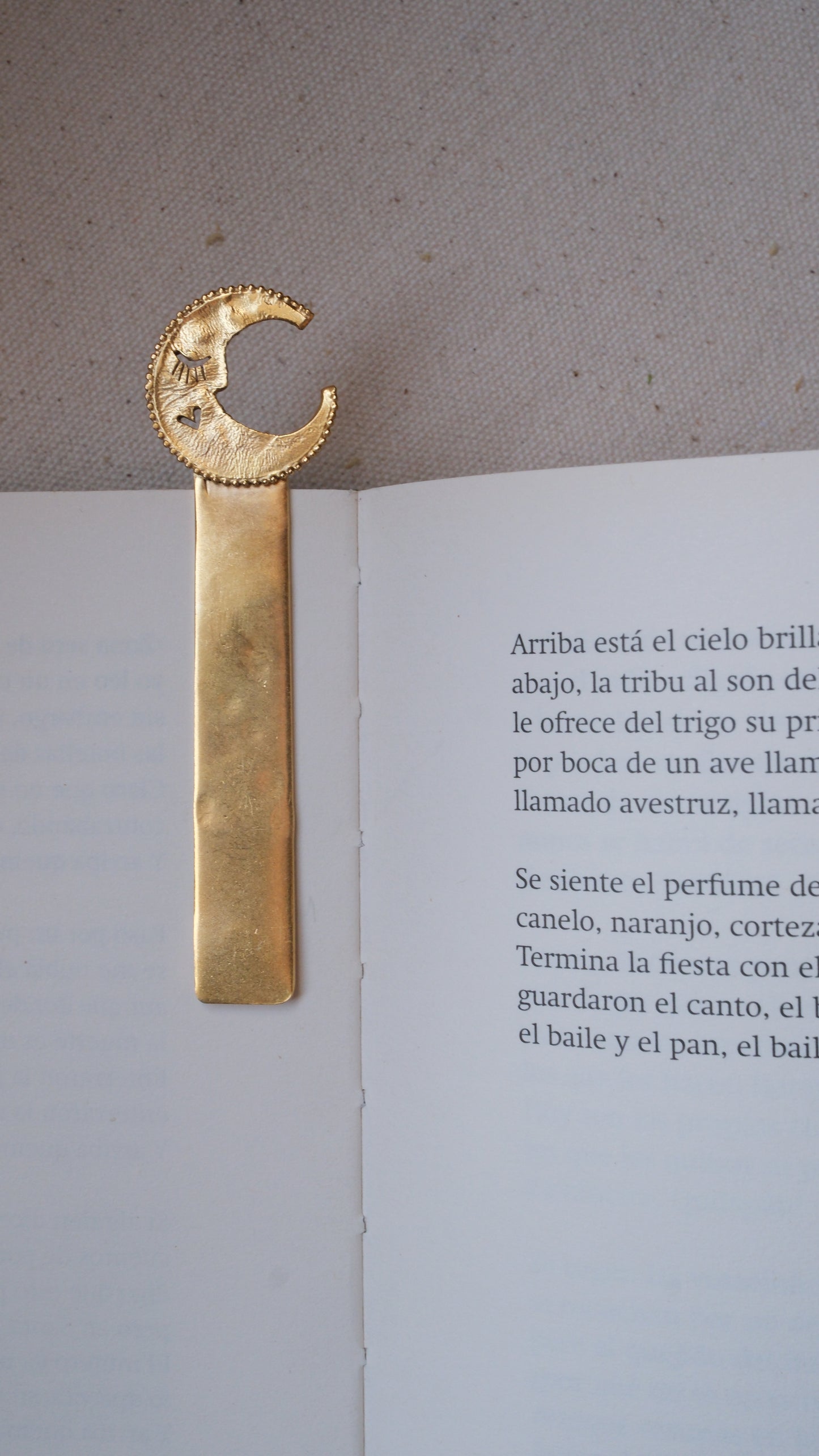 Señalador para libros luna