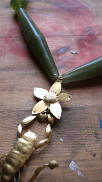 Collier cigale et verre