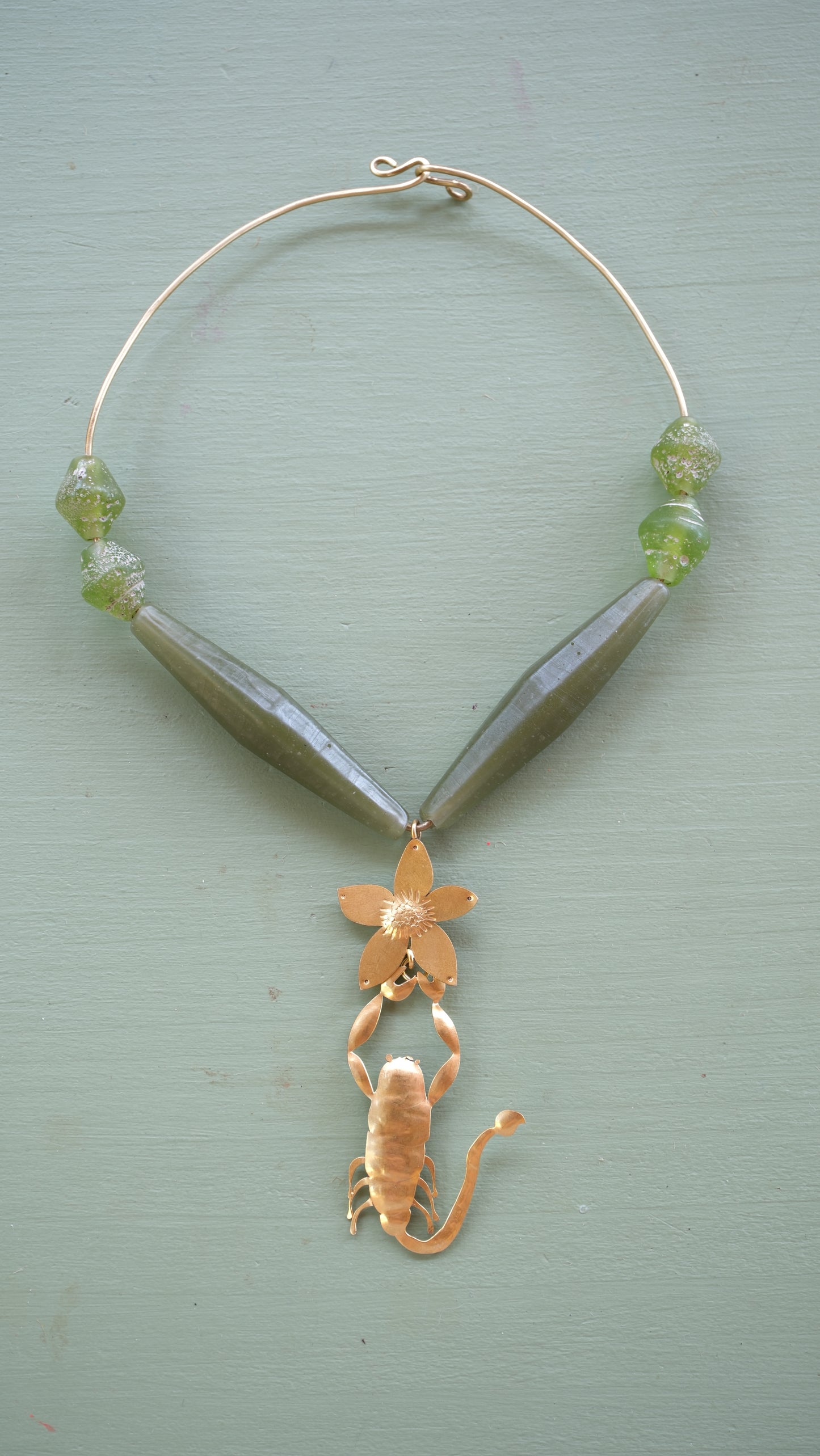 Collier cigale et verre