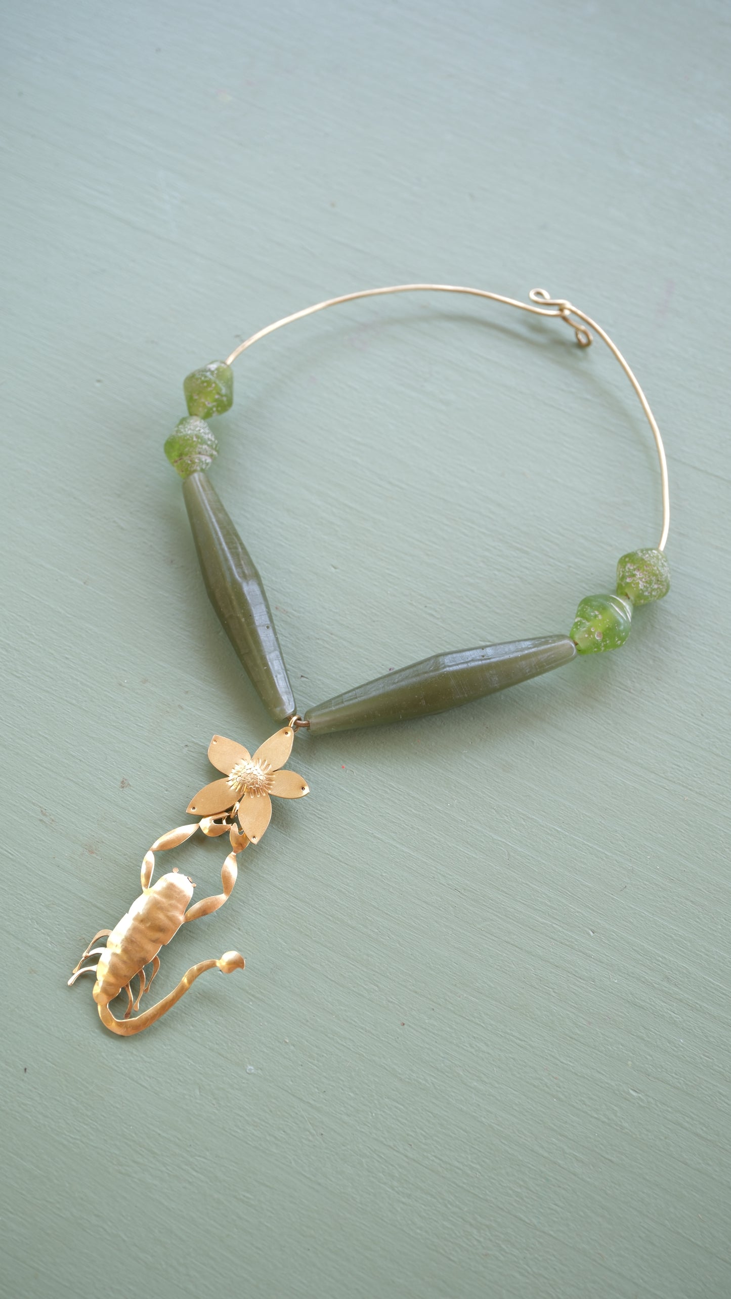 Collier cigale et verre