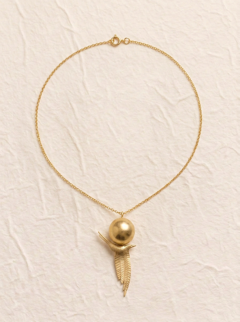 Collar pájaros volando alto
