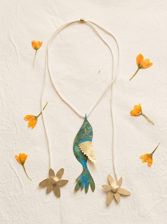 Collar un colibri indiscreto