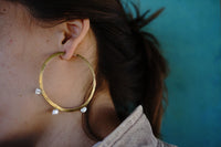 Argollas con perlas de rio