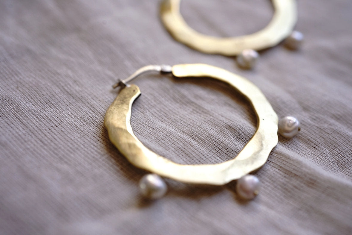 Argollas con perlas de rio