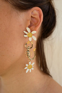 Pendientes escorpiones y flores