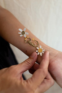 Pendientes escorpiones y flores