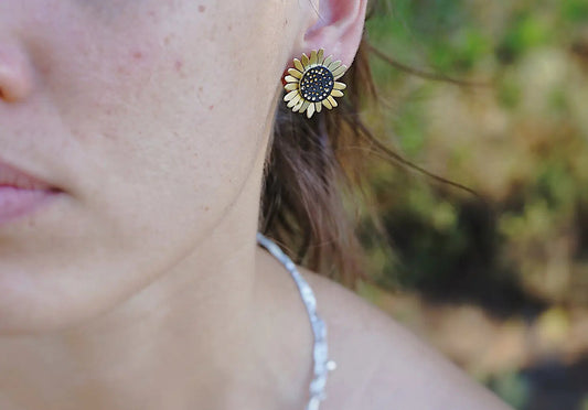 Piccoli fiori di margherite e girasoli