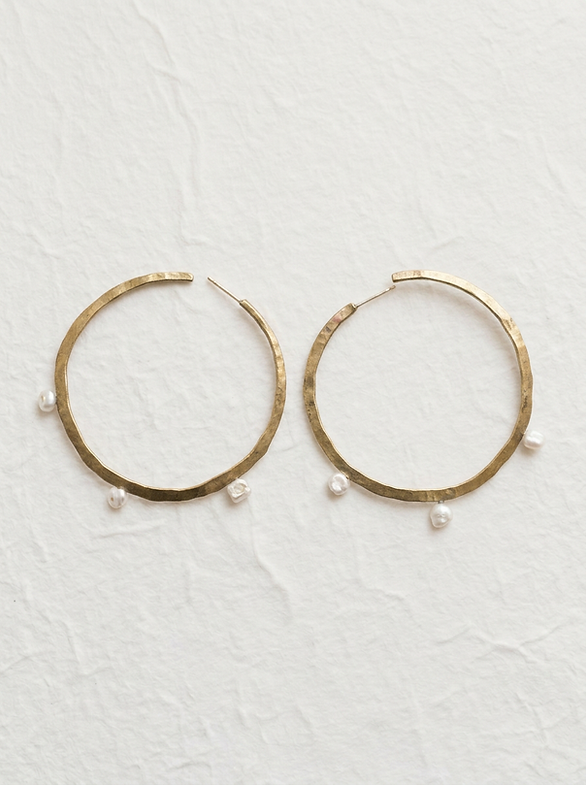 Argollas con perlas de rio