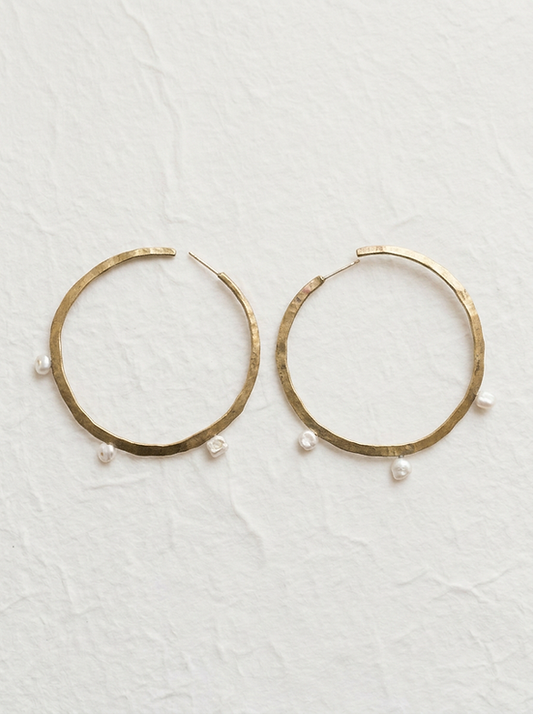 Argollas con perlas de rio