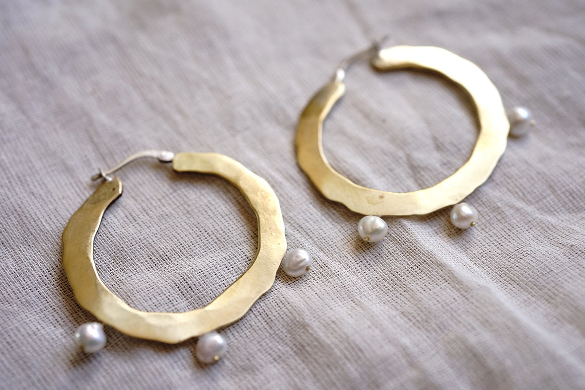 Argollas con perlas de rio