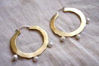Argollas con perlas de rio