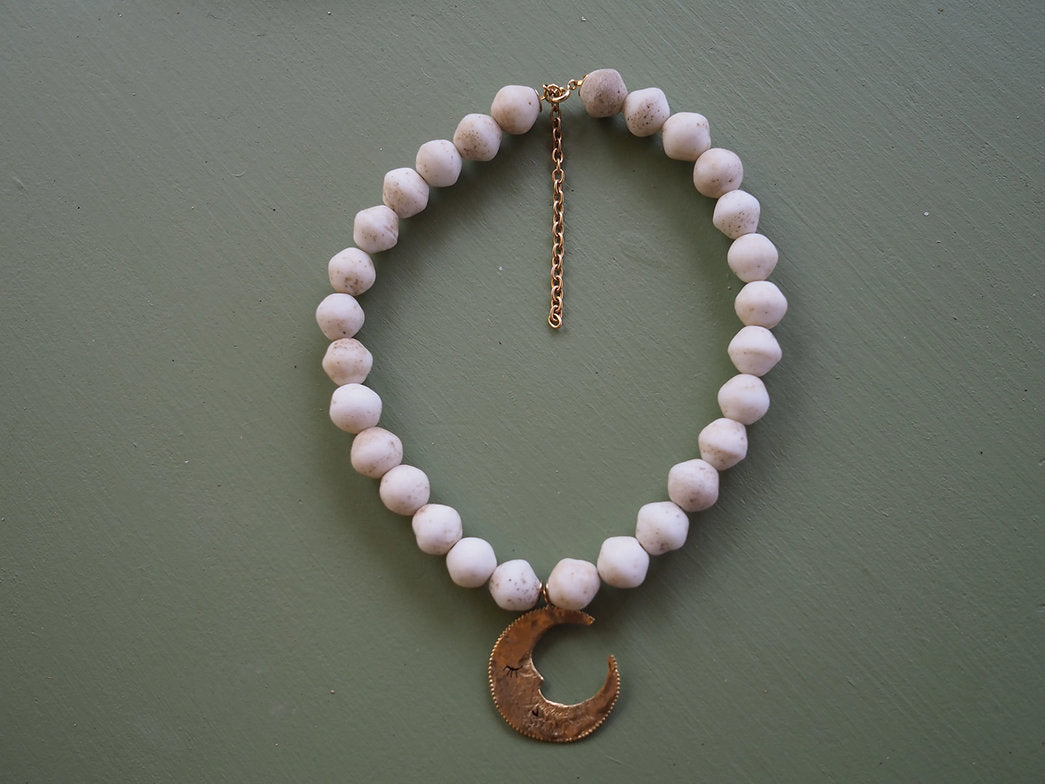 Collar luna y vidrios