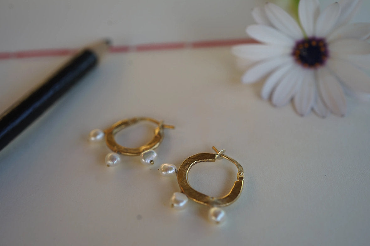 Argollas con perlas de rio