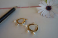 Argollas con perlas de rio