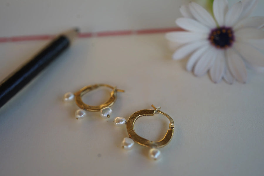 Argollas con perlas de rio