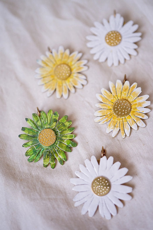 Flores de colores pendientes