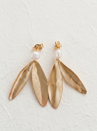 Hojas de olivo y perlas pendientes
