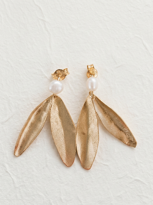 Hojas de olivo y perlas pendientes