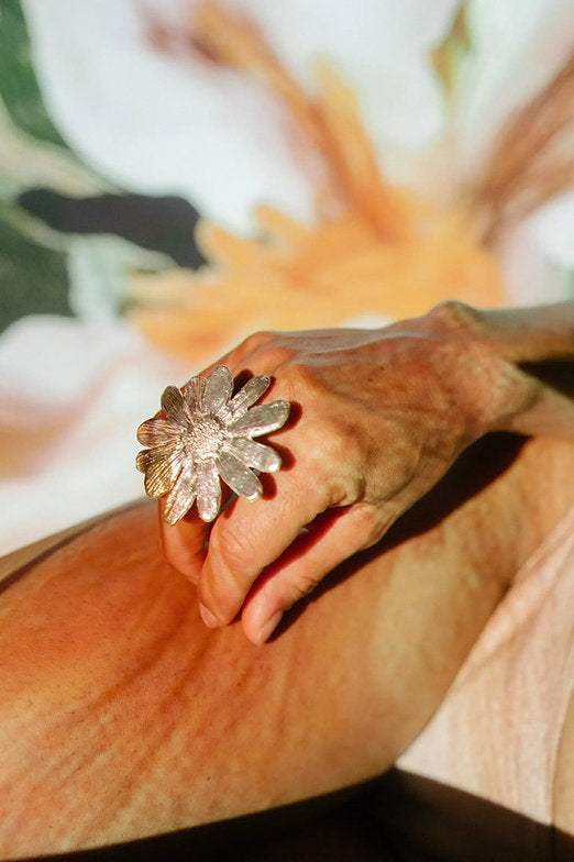 Anillo flores gigante