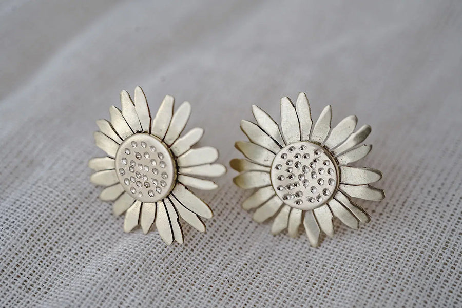 Flores pequeñas de margaritas y girasoles