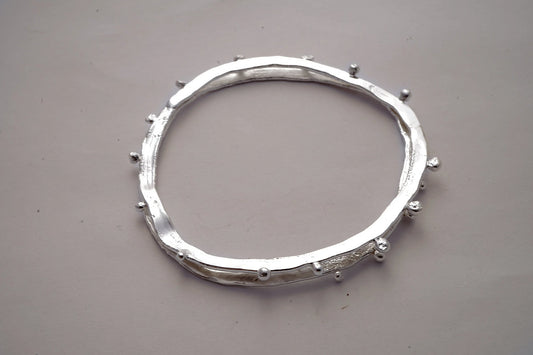 Pulsera con texturas de plata