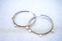 Argollas con perlas de rio