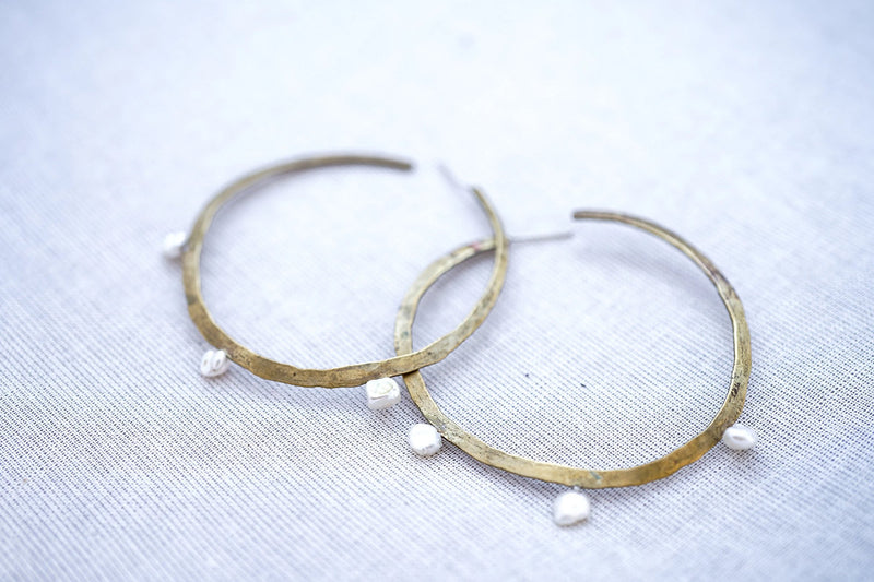 Argollas con perlas de rio