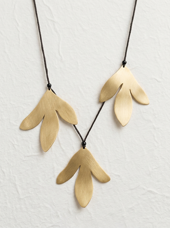 Collar pisadas gigante