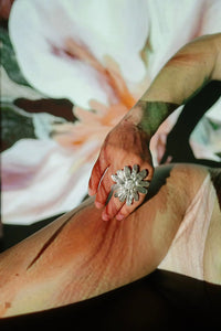Anillo flores gigante