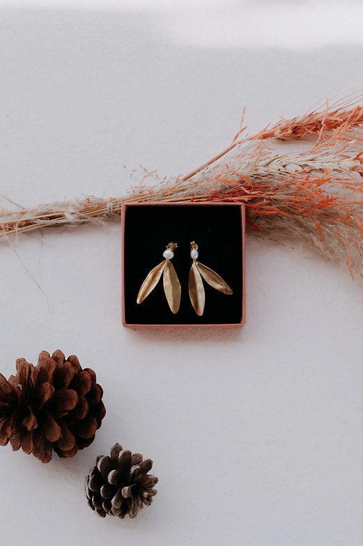Hojas de olivo y perlas pendientes
