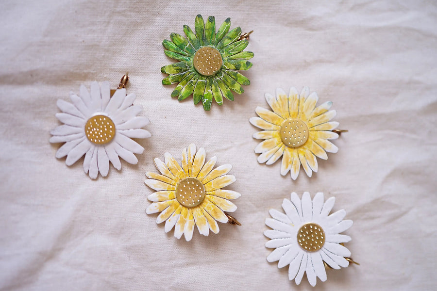 Flores de colores pendientes