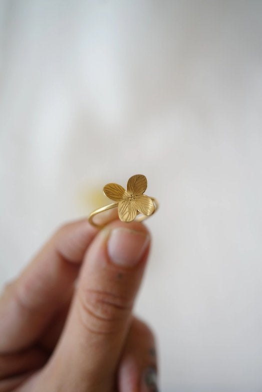 Anillo hortensia simple
