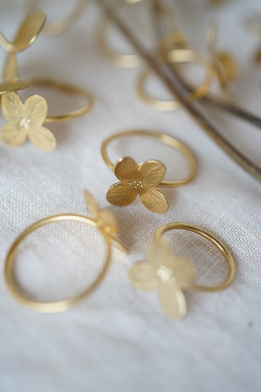 Anillo hortensia simple