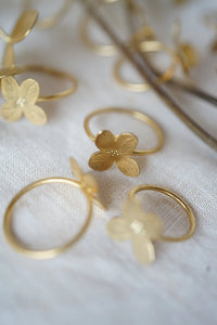 Anillo hortensia simple