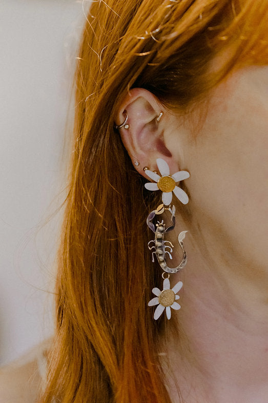 Pendientes escorpiones y flores