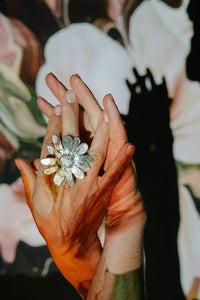 Anillo flores gigante
