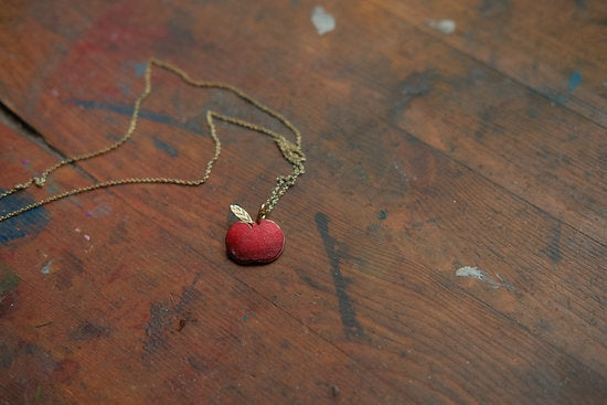 collar manzana