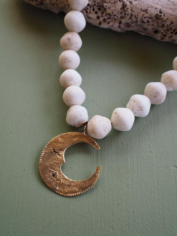 Collar luna y vidrios