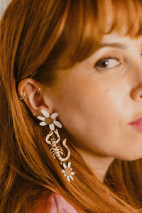 Pendientes escorpiones y flores